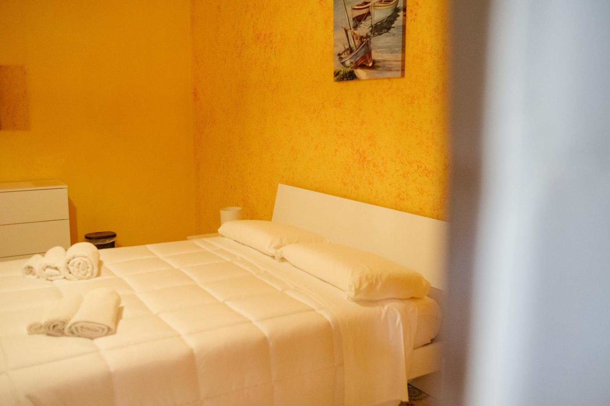 Domus Aurea Relax Room ซาแลร์โน ภายนอก รูปภาพ